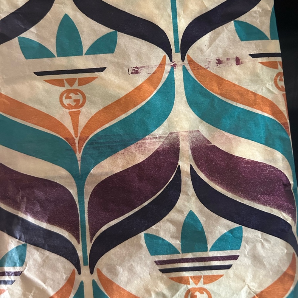 Removing Listing Soon - Gucci x Adidas Collab Merchandise Gift Wrap - Picture 9 of 12